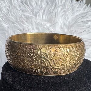 Elegant Vintage 1970s Floral Etched Brass Bangle Bracelet Gold Tone